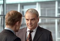 Der Dicke – Martin Brüggmann (Walter Kreye, r.) soll Herbert Kritzs (Helmut Zhuber, l.) Versicherungsgesellschaft in einer Sammelklage vertreten - gegen Gregor Ehrenberg.