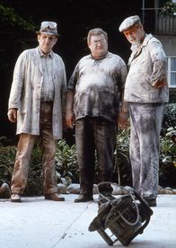 Tach Herr Dokter - Der Heinz-Becker-Film – Die Demonstration von Heinz Beckers Fräsmaschine auf Dr. Schenkbergs Terrasse lief nicht wie geplant (v. l. n. r. Henning Hoffsten, Horst Krause, Gerd Dudenhöffer).