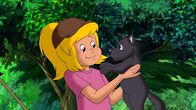 Bibi und Tina – Bibi beruhigt den kleinen Ausreißer, den sie aus dem Fluss geangelt haben.