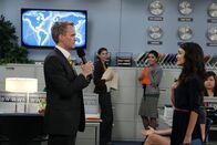 How I Met Your Mother – Sind im siebten Himmel: Barney (Neil Patrick Harris, l.) und Nora (Nazanin Boniadi, r.) ...