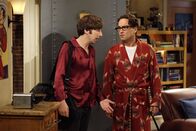 The Big Bang Theory – Howard (Simon Helberg, l.) hält es mit Sheldon nicht mehr aus und bringt ihn deshalb zurück zu Leonard (Johnny Galecki, r.). Die Freude darüber hält sich allerdings in Grenzen ...