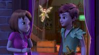 Peter Pan - Neue Abenteuer – Peter Pan und Tinker Bell sind bei den Darlings gelandet, um Wendy und ihre Brüder nach Nimmerland mitzunehmen.