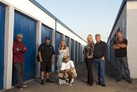 Storage Wars - Die Geschäftemacher – L-R: Barry, David, Brandi, Jarrod, Laura, Dan and Darrell.