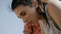 Fall – Besorgt blickt Becky (Grace Caroline Currey) in den Abgrund, nachdem sie und Freundin Hunter in hunderten Metern Höhe ohne Abstiegsmöglichkeiten festsitzen.