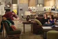 Two and a Half Men – Walden (Ashton Kutcher, l.) will beweisen, dass er ein ganzer Kerl ist und zeigt, was er handwerklich drauf hat. Jenny (Amber Tamblyn, M.) und Brooke (Aly Michalka, r.) bleiben jedoch skeptisch ...