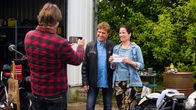 Rote Rosen – Ben (Hakim Michael Meziani, l.) und Tina (Katja Frenzel, r.) freuen sich, als Frank Schöbel (M.) sie als vorbildliches Ost-West-Paar lobt.