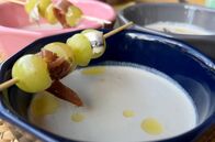 Stadt Land Kunst – Der berühmte Ajoblanco ist eine Art weißer Gazpacho: Dafür werden 50 Gramm Weißbrot in Würfel geschnitten, in Wasser aufgeweicht und dann mit Mandeln und Olivenöl püriert.