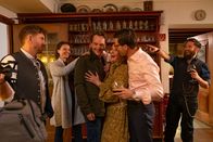 Der Alte – Die Freude ist groß als Tom Kupfer (Ludwig Blochberger, 3.v.l.) nach vielen Jahren seine alten Freunde Felix Schaller (Sebastian Gerold, l.), Bine Schaller (Julia Hartmann, 2.v.l.), Rosa Zentner (Victoria Fleer, 3.v.r.), Basti Kling (Franz Dinda, 2.v.r.) und Maxi Blaumaier (Sebastian Edtbauer, r.) wieder trifft.
