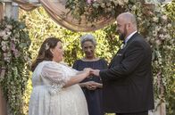 This Is Us - Das ist Leben – Pictured: (l-r): Kate Pearson (Chrissy Metz), K&T Justice of the Peace (Laura Leyva) and Toby Damon (Chris Sullivan).