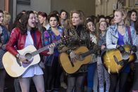 The Goldbergs – (v.l.n.r.) Erica Goldberg (Hayley Orrantia); Miss Cinoman (Ana Gasteyer); Lainey Lewis (AJ Michalka)