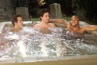 Scrubs - Die Anfänger – J.D.'s (Zach Braff, M.) und Turks (Donald Faison, r.) alter Kumpel Spence (Ryan Reynolds, l.) ist in der Stadt und bringt so einiges durcheinander ...