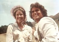 Unsere kleine Farm – Caroline (Karen Grassle, l.) und Charles Ingalls (Michael Landon, r.) sind glücklich: Das neue Haus ist fertig gebaut.