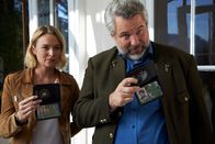 Die Rosenheim-Cops – Kommissarin Eva Winter (Vanessa Eckart) und Kommissar Anton Stadler (Dieter Fischer) ermitteln im Umfeld des ermordeten Parfümeurs Herbert Graf.