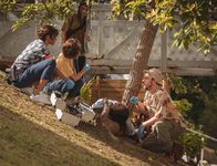 Deadly Tropics – Mélissa (Sonia Rolland, l.), Gaëlle (Béatrice de la Boulaye, 2.v.l.) und Philippe (Valentin Papoudof, r.) sind gerade dabei, gemeinsam die Leiche einer jungen Frau zu obduzieren, als sie plötzlich von der Jugendlichen Thaďs (Tya Deslauriers, 2.v.l.) gestört werden.