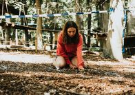 SOKO Potsdam – Fine Nowak (Emilia Eidt) trauert um ihre verstorbene Mutter. Sie arbeitete in einem Kletterpark als Eventmanagerin und wurde dort tot aufgefunden. Vor ihrem Tod hatten Mutter und Tochter Streit. Fine wünschte, sie könnte die Zeit zurückdrehen.