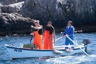 Gordon Ramsay: Kulinarische Abenteuer – Croatia - Gordon Ramsay (L) fishing for conger eel with Croatian Chef, David Skoko (center), and David's father (R). (Credit: National Geographic/Justin Mandel)