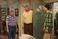 Two and a Half Men – Nachdem Herb (Ryan Stiles, M.) von Judith verlassen wurde, bläst er Trübsal. Walden (Ashton Kutcher, r.) und Alan (Jon Cryer, l.) machen sich Sorgen um ihn und versuchen, ihn aufzuheitern ...