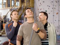 In aller Freundschaft – Martin (Bernhard Bettermann, links) und Roland (Thomas Rühmann, rechts) nutzen die Gelegenheit, während Kathrin an der Wand hochklettert, Urs Kerner (Marcus Grüsser) mit peinlichen Fragen etwas auf den Zahn zu fühlen.