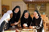 Um Himmels Willen – Die Nonnen freuen sich über Post von Claudia und stricken Strampler für Claudias Baby. (v.l.n.r.) Schwester Sina (Romina Küpper), Schwester Lela (Denis M'Baye), Schwester Felicitas (Karin Gregorek), Schwester Hanna (Janina Hartwig) und Schwester Agnes (Emanuela von Frankenberg).