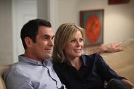 Modern Family – Phil (Ty Burrell) und Claire (Julie Bowen) feiern ihren Hochzeitstag und Claire hat sich auf die Schnelle noch etwas ganz Besonderes einfallen lassen...