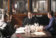 Castle – Kevin Ryan (Seamus Dever, 2.v.r.) macht seiner Verlobten zuliebe eine Diät. Castle (Nathan Fillion, r.), Javier (Jon Huertas, l.) und Kate (Stana Katic, 2.v.l.) reden auf ihn ein, endlich mal wieder ordentlich zu essen ...