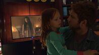 Paranormal Activity: Ghost Dimension – Noch wissen Ryan (Chris J. Murray, r.) und seine Tochter Leila (Ivy George, M.) nicht, dass sie schon bald Opfer des Dämons werden, der einst Katie (Chloe Csengery, l.) und ihre Schwester befallen hat ...