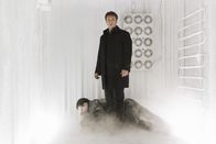 Castle – Von den Terroristen wird Richard Castle (Nathan Fillion, r.) in einen Kühllaster gesperrt, in dem auch die Leiche von Jamal Alhabi (Piter Marek, l.) liegt ...