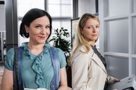 Die Rosenheim-Cops – Sekretärin Miriam Stockl (Marisa Burger, l.) glaubt zu wissen, dass bei Controllerin Patrizia Ortmann (Diana Staehly, r.) bald die Hochzeitsglocken läuten.