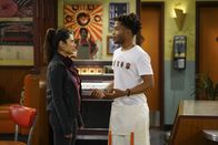 Superior Donuts – Sofia (Diane Guerrero, l.); Franco (Jermaine Fowler, r.)