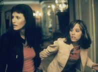 Scream 3 – Gale Weathers (Courteney Cox, l.); Jennifer Jolie (Parker Posey, r.)