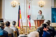 Charité – Dr. Ella Wendt (Nina Gummich) hält ihren Vortrag über Blutgruppenforschung.