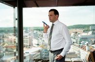 Tatort – Anwalt Dr. Jens Modall (Michael Rotschopf) in seinem Büro mit Panoramablick über die Saarbrücker Innenstadt