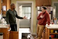 Outmatched - Allein unter Genies – Irwin (Finesse Mitchell, l.); Mike (Jason Biggs, r.)