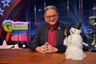 Grünwald Freitagscomedy – Günter Grünwald im Studio am Schreibtisch mit einem Schneemann.
