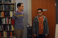 The Big Bang Theory – Sheldon Cooper (Jim Parsons, l.); Leonard Hofstadter (Johnny Galecki, r.)