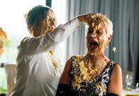 Kroymann - Der Geburtstag – In "Kroymann: Der Geburtstag" bei der Tortenschlacht mittendrin: Suzanne von Borsody und Cordula Stratmann .