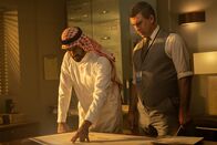 Mayday - Alarm im Cockpit – REENACTMENT - Nach der Analyse der Flugdaten untersuchen der saudische Ermittler (gespielt von Farid Yazdani) und der amerikanische Ermittler (gespielt von Martin Sims) gründlich die FDR-Daten des Saudia-Flugs 163, um zu verstehen, was die Besatzung daran gehindert hat, das Flugzeug zu evakuieren, nachdem es aufgrund eines Feuers an Bord notgelandet war. (Cineflix 2023/Shay Markowitz)