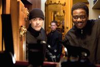Ocean's Twelve – (v.li.) George Clooney (Danny Ocean), Brad Pitt (Rusty Ryan), Bernie Mac (Frank Catton).