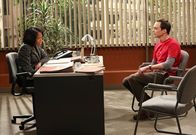 The Big Bang Theory – Sheldon (Jim Parsons, r.) sieht sich an der Universität Vorwürfen der sexuellen Belästigung ausgesetzt und muss deshalb bei Mrs. Davis (Regina King, l.) von der Personalabteilung vorsprechen ...