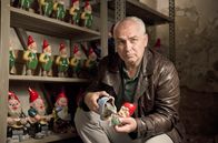 Matterns Revier – Mattern (Hansa Czypionka) findet heraus, dass Dennis Gartenzwerge mit Drogen befüllt sind.