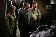 Star Trek: Enterprise – Paxton (Peter Weller, M.) zeigt Trip (Connor Trinneer, r.) und T'Pol (Jolene Blalock, l.) ihr gemeinsames Kind ...