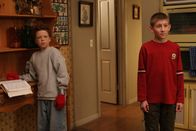 Malcolm mittendrin – Dewey (Erik Per Sullivan, r.) lädt Chad (Cameron Monaghan, l.) zum Übernachten ein, wovon Hal allerdings überhaupt nicht begeistert ist ...