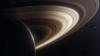 Die Planeten – Saturns Ringe bestehen fast vollständig aus Eis. Sie sind so hell, dass sie das Sonnenlicht reflektieren und so auch von der Erde aus mit dem Teleskop zu erkennen sind.