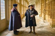 Wolf Hall – Die Stimmung zwischen dem Herzog von Norfolk (Timothy Spall, re.) und Thomas Cromwell (Mark Rylance, li.) ist sichtlich angespannt.