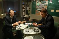 Mayday - Alarm im Cockpit – Der Ermittler Jack Drake (gespielt von Peter Deiwick) und der NTSB-Ermittler (gespielt von Matthew Gorman) analysieren die Aufzeichnungen und Logbücher der Piloten, um herauszufinden, warum ein DC-9-Pendlerflug nur wenige Sekunden nach dem Start in Milwaukee abgestürzt ist. (Cineflix 2024/Shay Markowitz)
