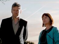 Kommissar Wallander – Wallander (Kenneth Branagh) muss mit seiner Kollegin Lisa Holgersson (Sadie Shimmin) einen schwierigen Fall lösen.