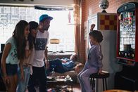 neoriginal: Blockbustaz – Lisa Meissner (Cosima Henman, l.), Jessica (Joyce Ilg, 2.v.l.), Sol (Eko Fresh, 2.v.r.) und Jeremy (Filip Seipp, r.).