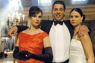 Arme Millionäre – Die Familie Münzberger: Alexandra (Maria Bachmann), Markus (Gregor Bloéb) und Franka (Karoline Kunz).