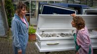 Reisen mit Muddi – Agnetha Pfeiffer (Alwara Höfels, l.) ist entgeistert: Sie muss auch einen Satz Drogen bei ihrer ehemaligen Ziehmutter Bianca (Adriana Altaras) abliefern.