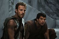 Krieg der Götter – Kämpfen Seite an Seite, um die grausamen Feldzüge des machtgierigen Königs Hyperion zu stoppen: Stavros (Stephen Dorff, l.) und Theseus (Henry Cavill, r.)